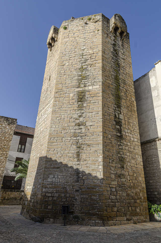 Jaén - Úbeda 091 - murallas - torre Octogonal.jpg